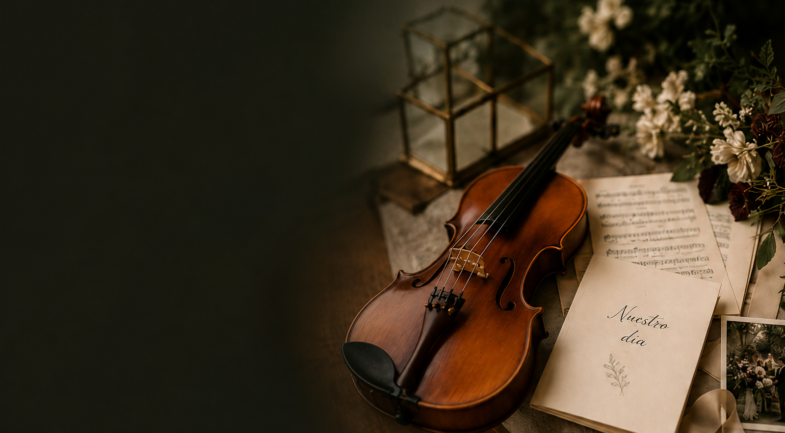 Violín, partituras, flores y recuerdos de una celebración Boreal Music