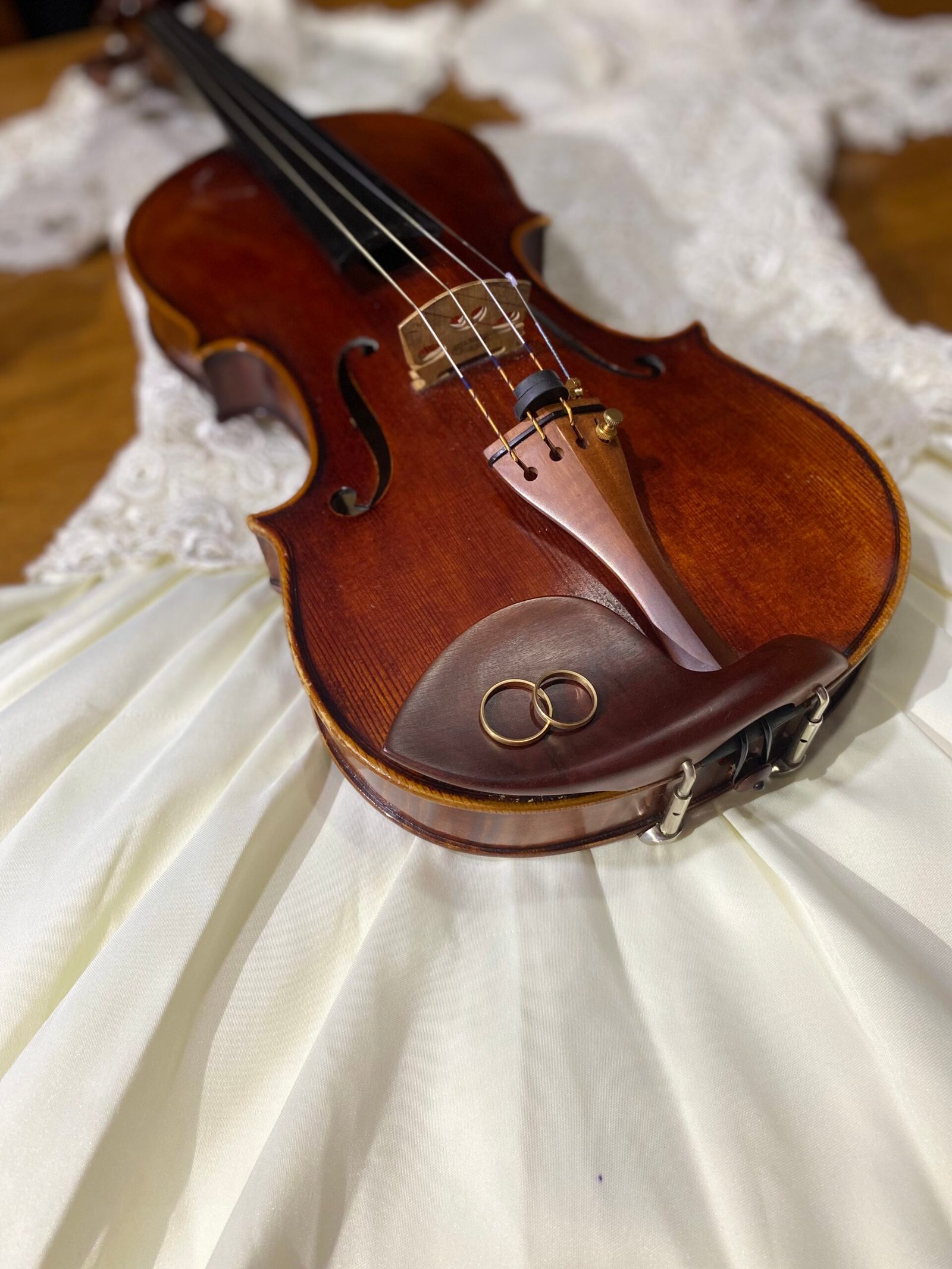 Violín y argollas que representan el capítulo musical de Aline y Nacho